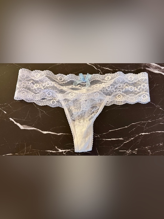 B. Tempt’D Other - b.tempt'd by Wacoal Lace Kiss Thong - Size S NWOT - White/Blue Bow